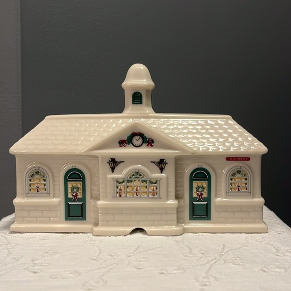 Vintage Lenox Holiday Village Collection Train Station 1992 "Lenox Station" NWT - Picture 5 of 15
